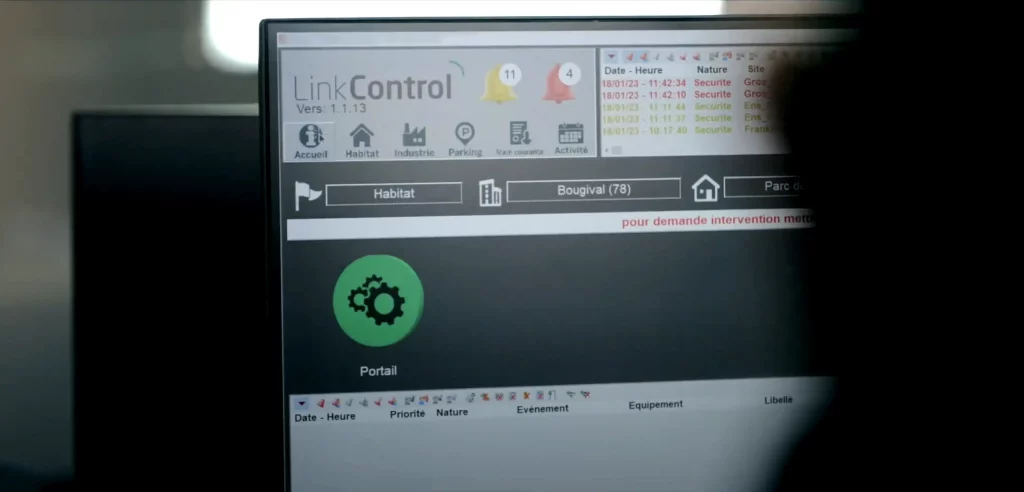 Écran d’ordinateur affichant l’interface du logiciel LinkControl avec alertes de sécurité et gestion de sites