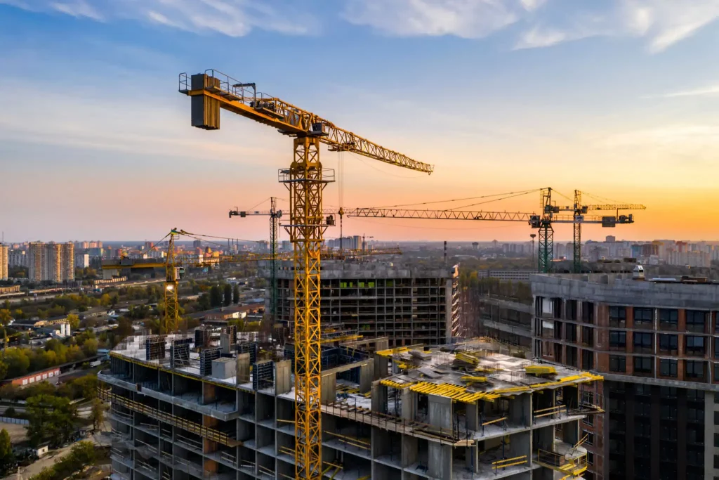 Chantier de construction avec grues sur un bâtiment en cours d’élévation
