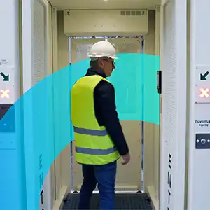 Ouvrier portant un gilet de sécurité devant un terminal d’accès