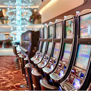 Salle de machines à sous dans un casino