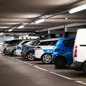 Parking souterrain avec rangée de voitures stationnées