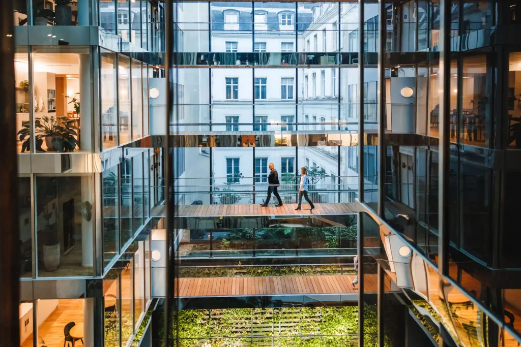 Hall vitré d’un immeuble de bureaux moderne avec passerelles intérieures