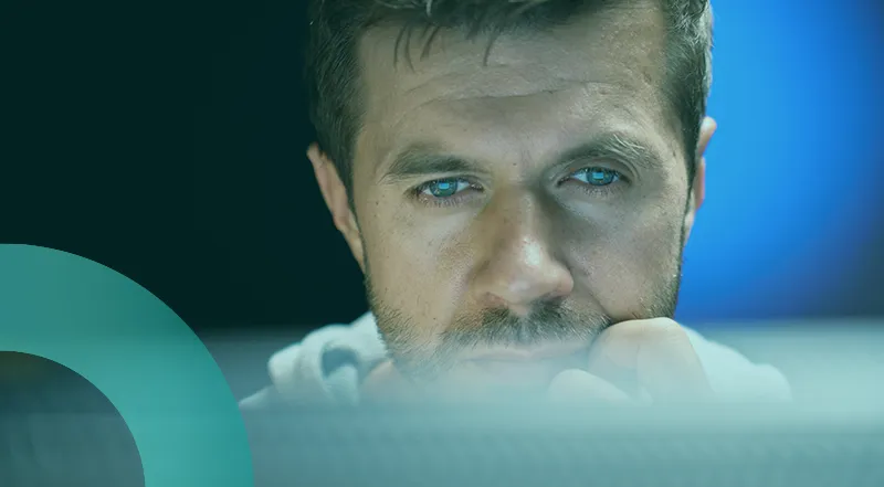 Un opérateur en salle de supervision devant un écran de contrôle, illustrant le rôle central de l’humain dans un dispositif automatisé de gestion des accès.