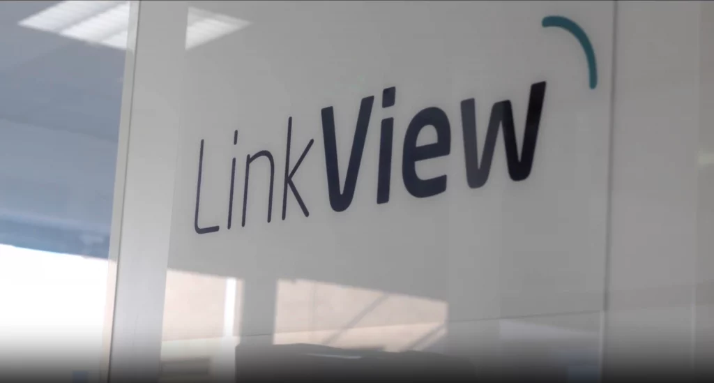 Logo LinkView sur un panneau blanc dans un bureau