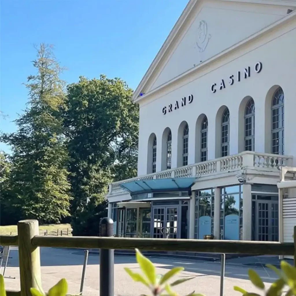 Façade avant du Grand Casino Partouche de Forges-les-Eaux