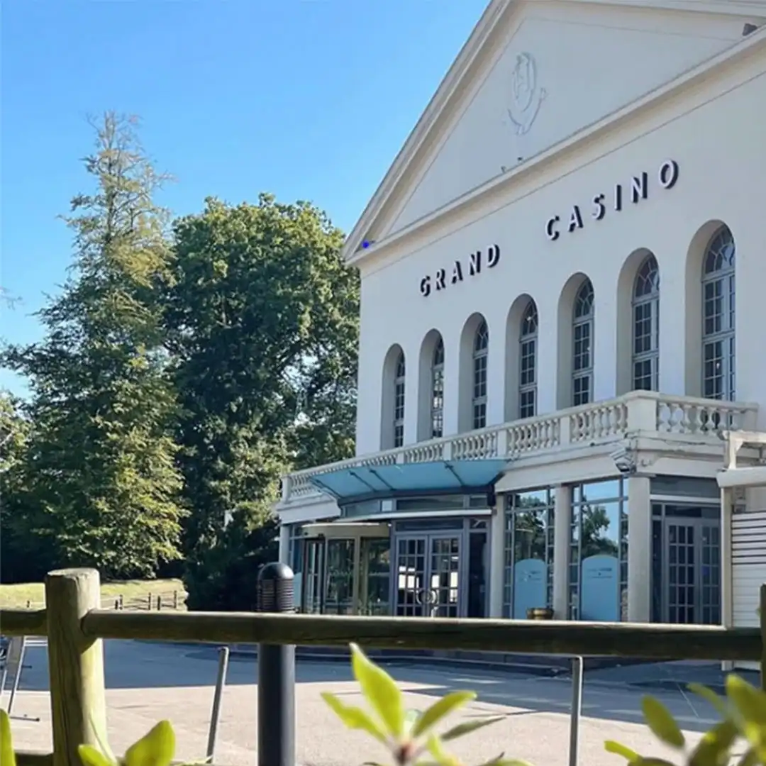 Façade avant du Grand Casino Partouche de Forges-les-Eaux